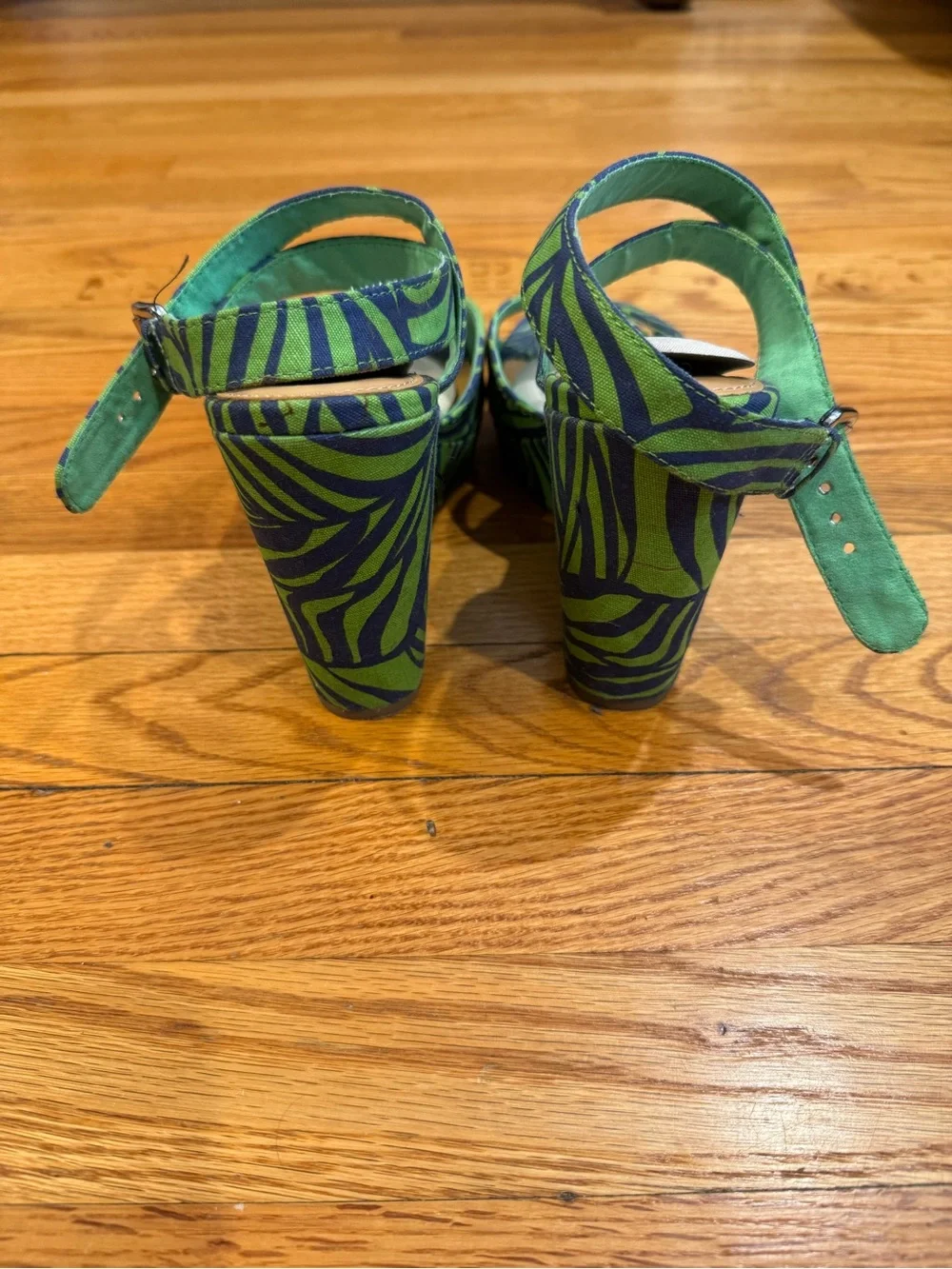 Gap tropical leaf pattern wedges size 8